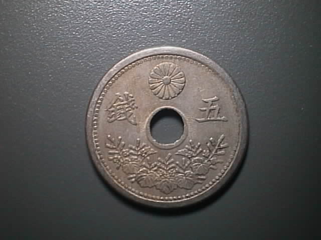 竜五十銭銀貨表面